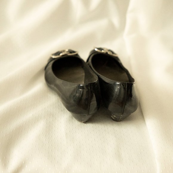 Shiny black flats with decorative buckle - Picture 4 of 5
